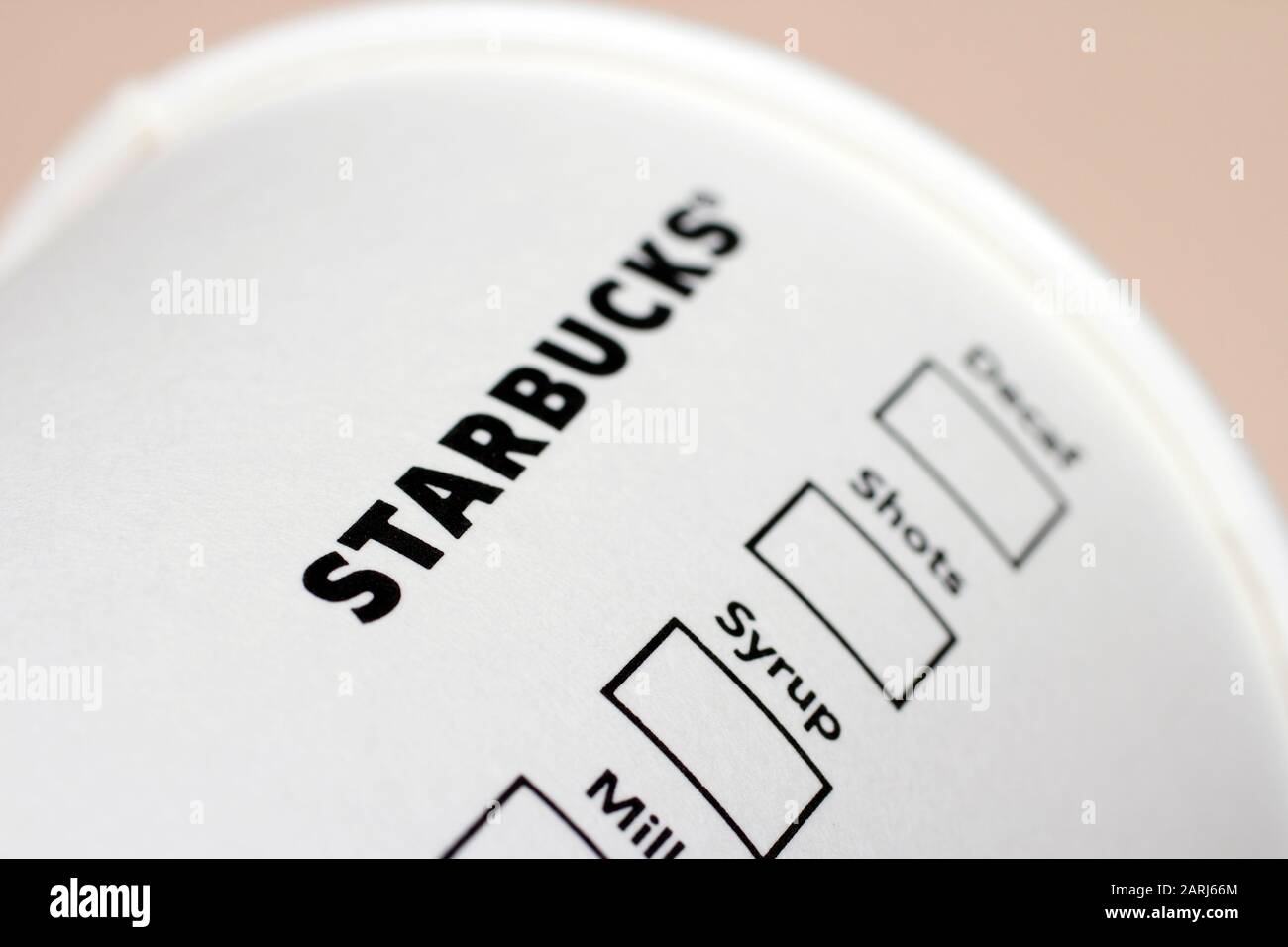 Budapest, Hungría - 11 09 2011: Varias tazas de café de papel Starbucks en una estantería. Foto de stock