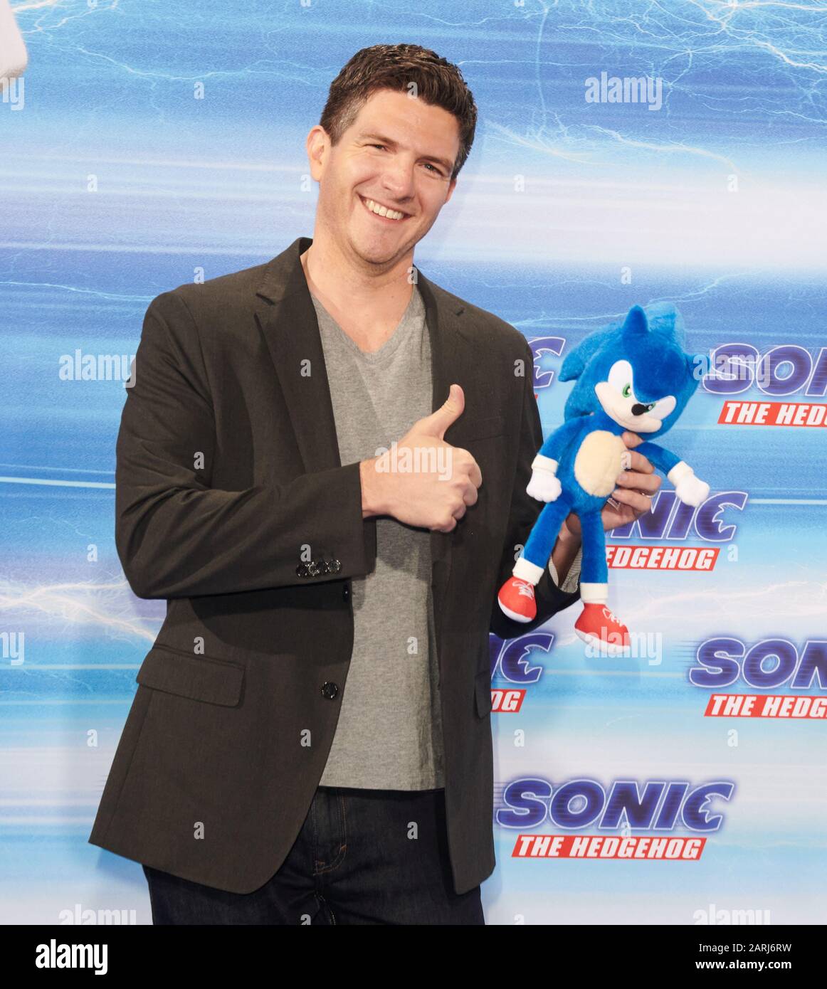 Berlín, Alemania. 28 de enero de 2020. Jeff Fowler, director, sostiene el  animal de peluche Sonic. Viene al 'Fan & Family Event' de la película 'Sonic  The Hedgehog' en el Zoo Palast.