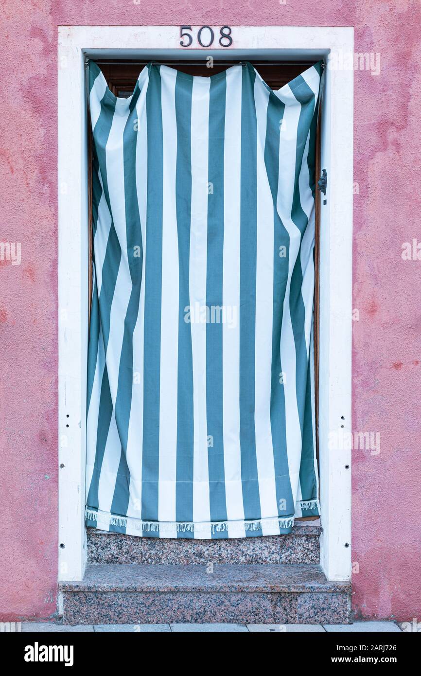 Las coloridas casas de Burano, Laguna de Venecia, Venecia Italia Foto de stock