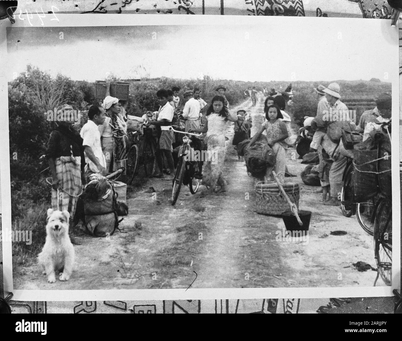 Población de Kampong cerca de Sedamanik Fecha: 4 de diciembre de 1947 palabras clave: Residentes, kampongs Foto de stock