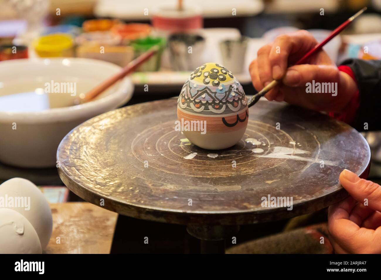 Italia, Sicilia, Provincia De Trapani, Erice. 18 De Abril De 2019. Artista  decorando obras de cerámica en el Laboratorio Ceramiche D'Arte, de Paola  Luisa Amico, in Fotografía de stock - Alamy