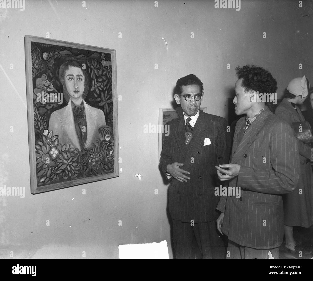 Exposición de arte indonesio en ICC Fecha: 18 de abril de 1950 palabras clave: Arte, institución de exposición Nombre: ICC Foto de stock