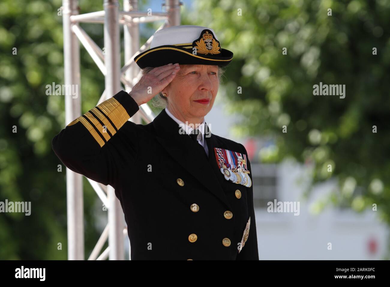 HRH The Princess Royal, Princesa Ana, que asistió al evento del día de las Fuerzas Armadas nacionales de 2019 en Salisbury. Las Flechas rojas, seguidas por un desfile de fuerzas armadas alrededor de Salisbury. Foto de stock