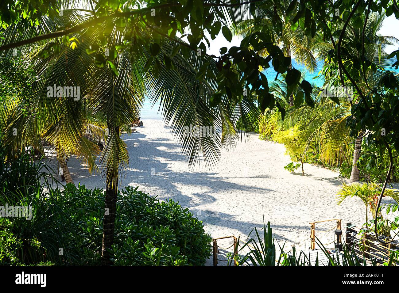 Vista panorámica de un hermoso día soleado en la playa tropical de arena en las Maldivas. Concepto de viaje. Foto de stock