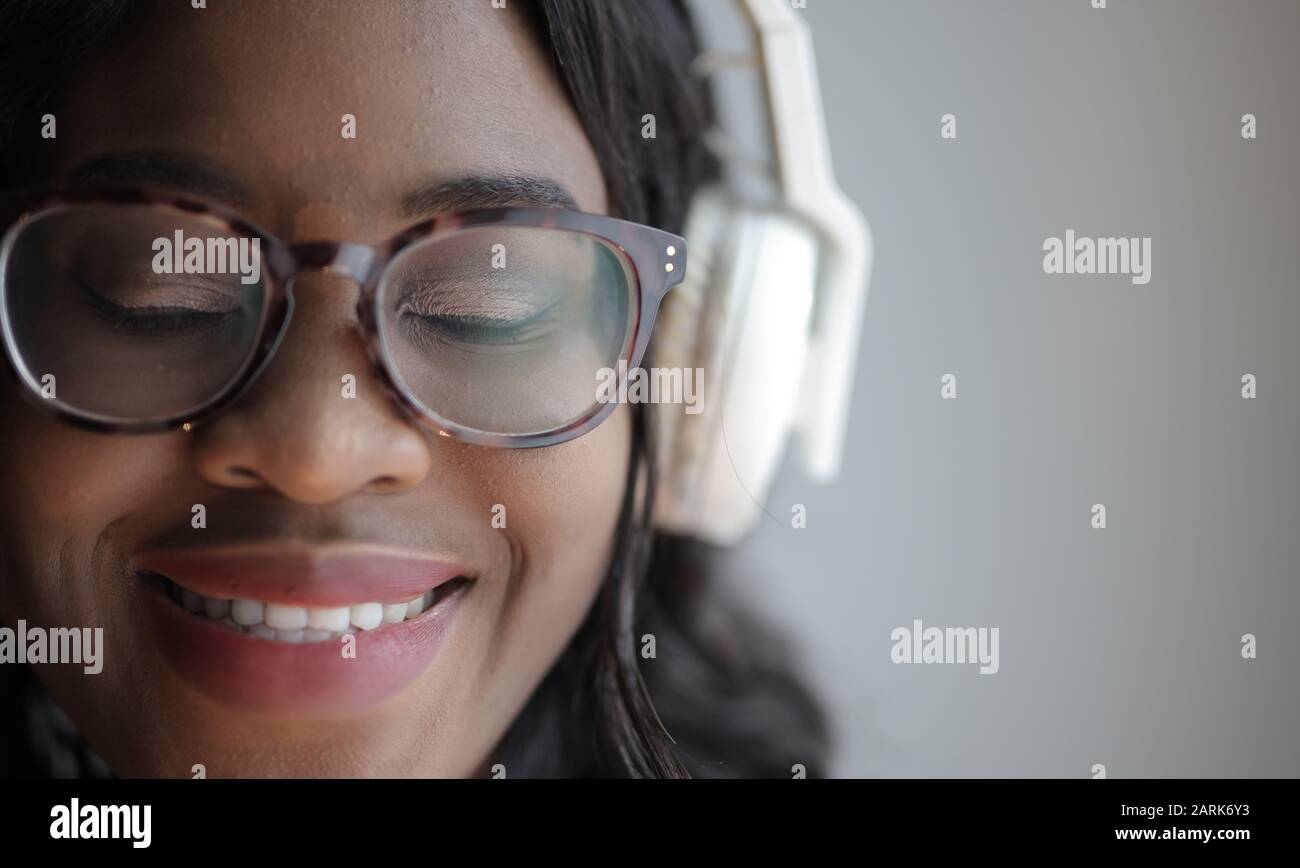 retrato de una niña escuchando música con auriculares Foto de stock