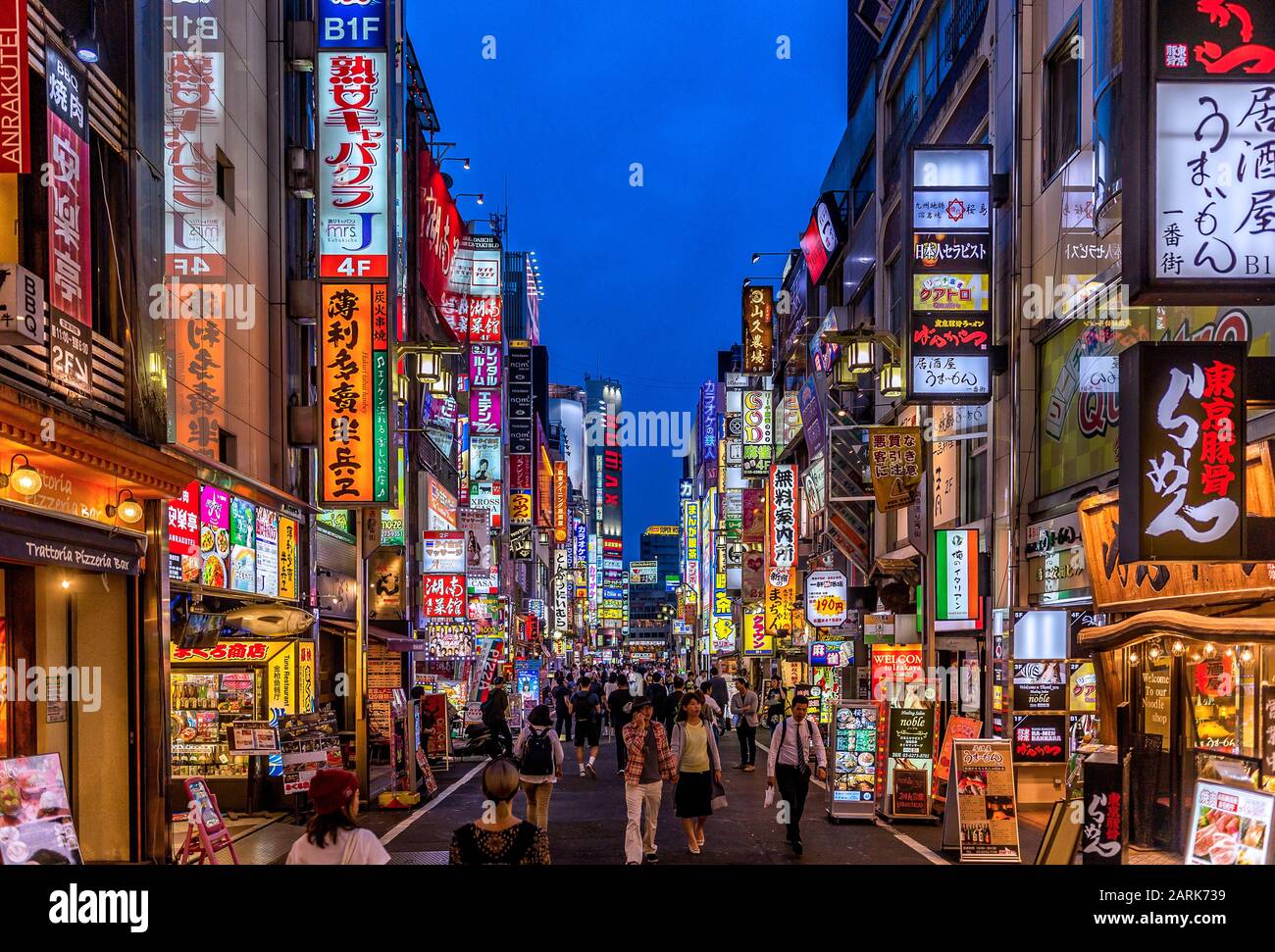 12 de mayo de 2017 - Tokio, Japón. La vista nocturna de ‘Kabuki’, la famosa calle de Shinjuku, Tokio, famosa por su vida nocturna Foto de stock