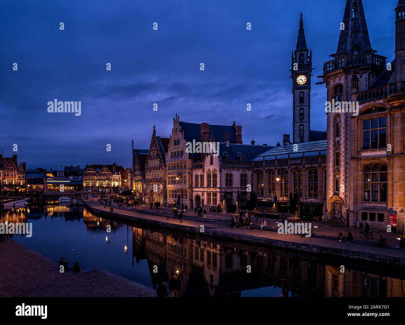 Vista nocturna a la orilla del río de Gante Bélgica Foto de stock