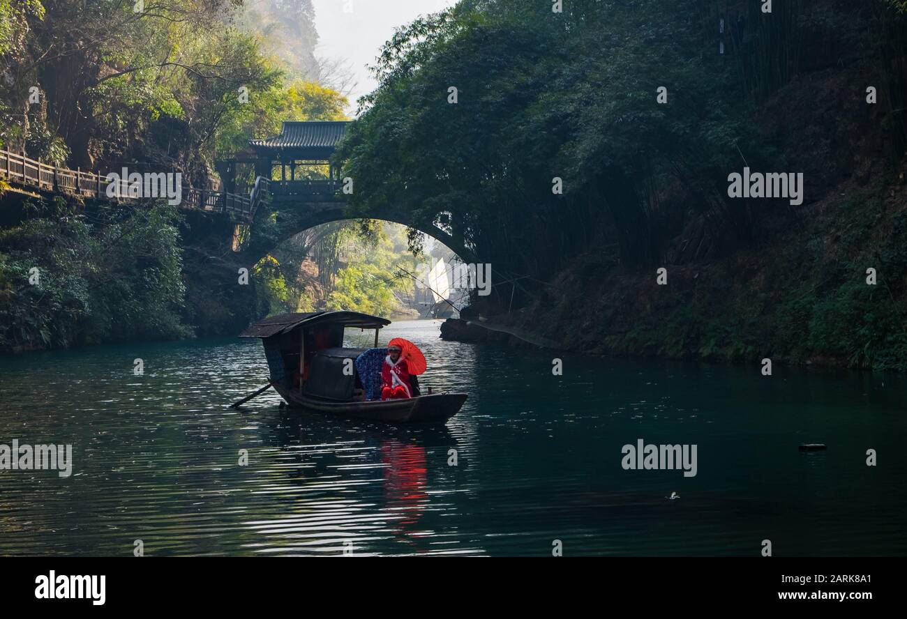 Yichang, HUBEI / CHINA - DEC 25 2019: La actriz lleva el tradicional chino para mostrar la vida tradicional y China promovió el lugar de viaje en Foto de stock