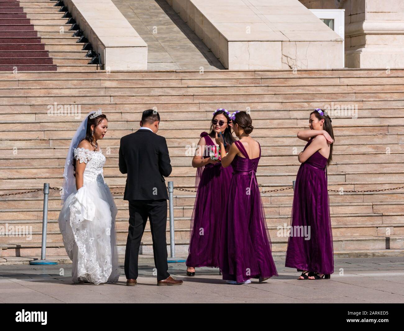 Fiesta de boda de novia, novio y damas de honor, Plaza Sükhbaatar,  Ulaanbaatar, Mongolia Fotografía de stock - Alamy