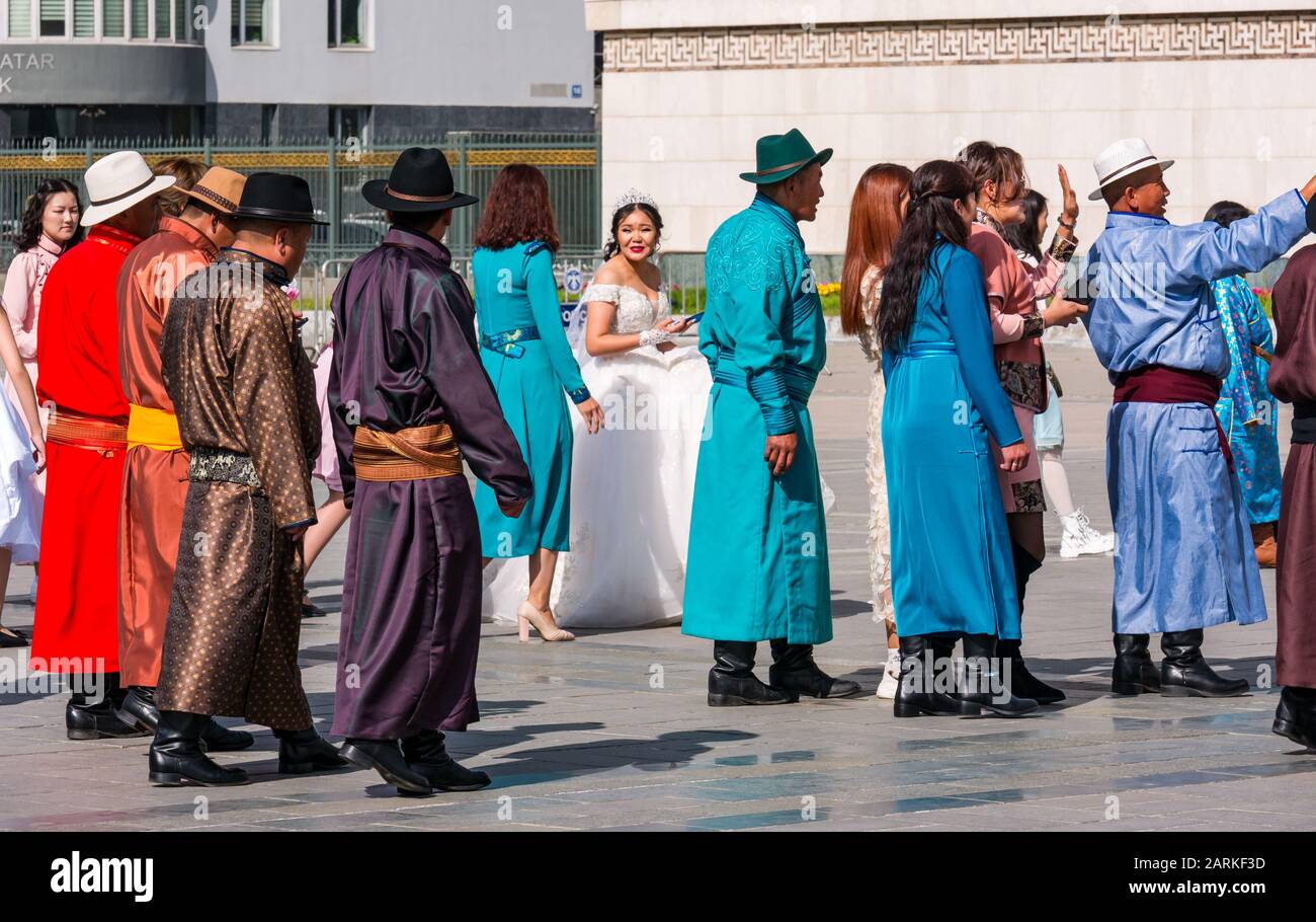 Fiesta de boda con el pueblo mongol en traje tradicional, Plaza Sükhbaatar, Ulaanbaatar, Mongolia Foto de stock