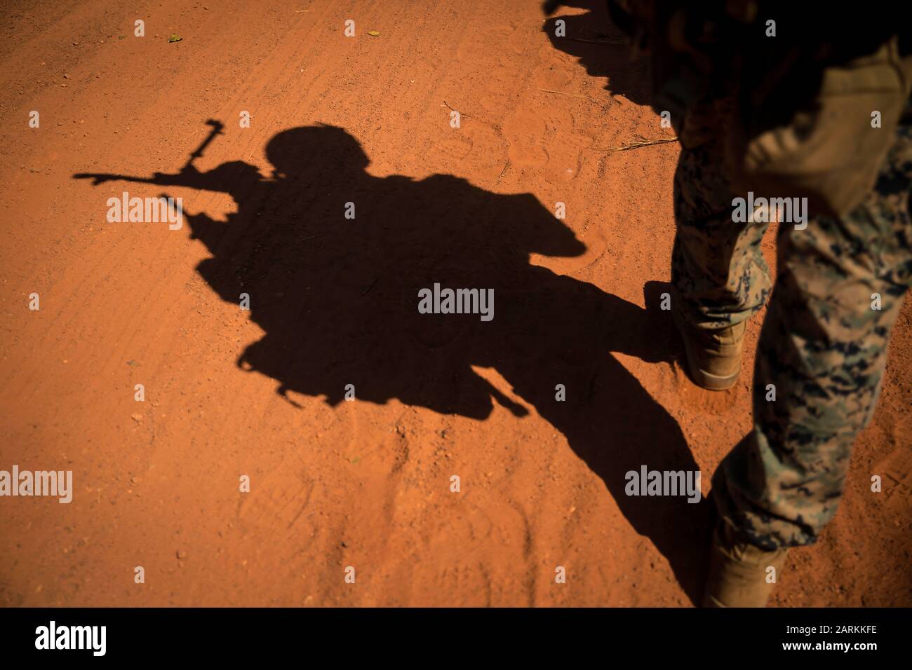 Una Marina estadounidense con El Elemento de combate en tierra, Fuerza Rotacional Marina – Darwin (MRF-D), patrullas como parte de una Evaluación de Liderazgo de Unidad Pequeña (SULE) durante el entrenamiento nocional en las Barracas Robertson, Darwin, Australia, 18 de julio de 2019. Las sules permiten a los infantes de marina con el equipo Combinado de Anti-Armor avanzar en sus habilidades de batalla operando en posiciones de liderazgo. (EE.UU Foto de Marine Corps por Staff Sgt. Jordania E. Gilbert) Foto de stock