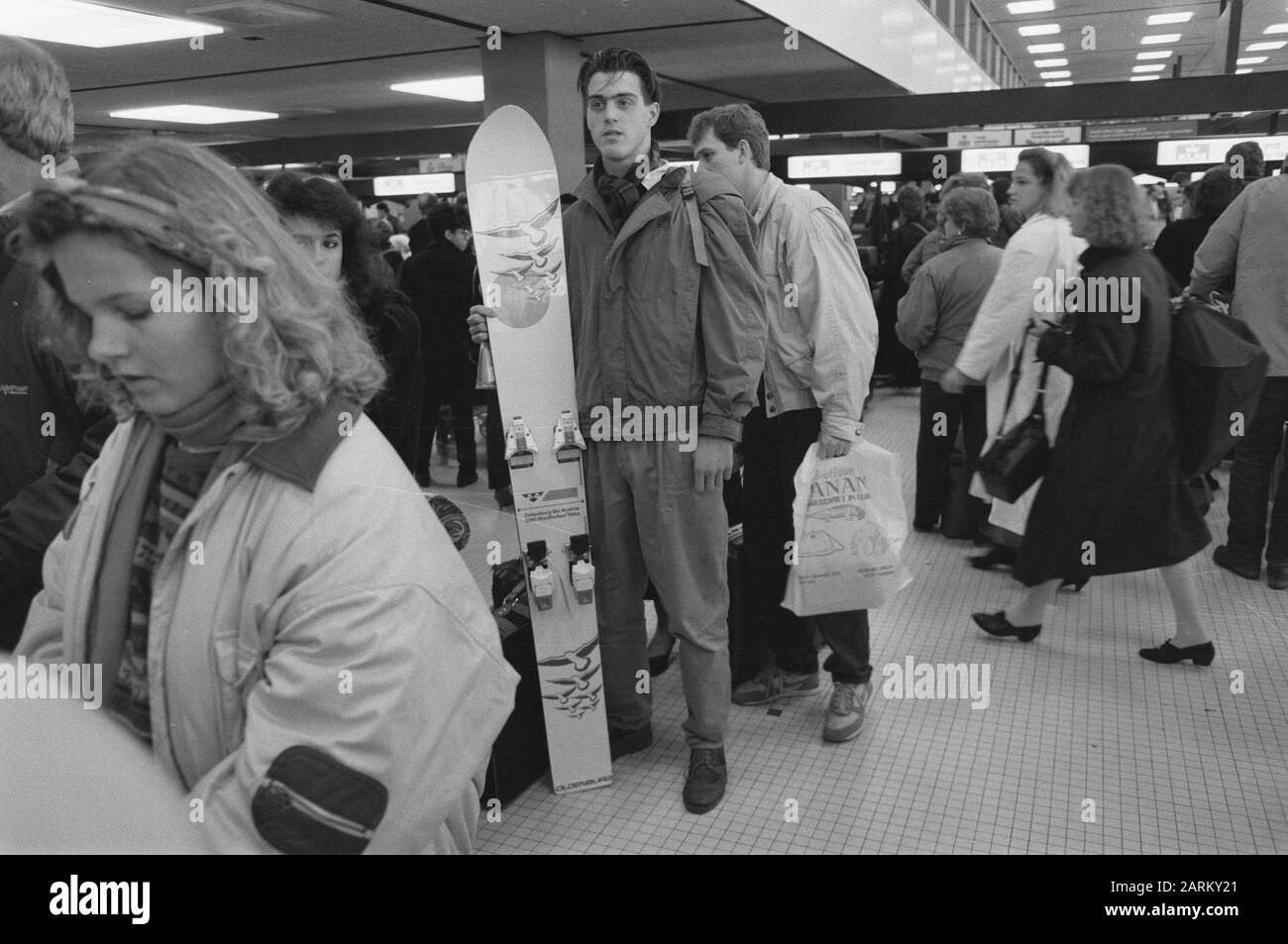 Salida a los deportes de invierno desde Schiphol Fecha: 3 de febrero de 1989 ubicación: Noord-Holland, Schiphol palabras clave: Snowboards, salas de salida, deportes de invierno Foto de stock