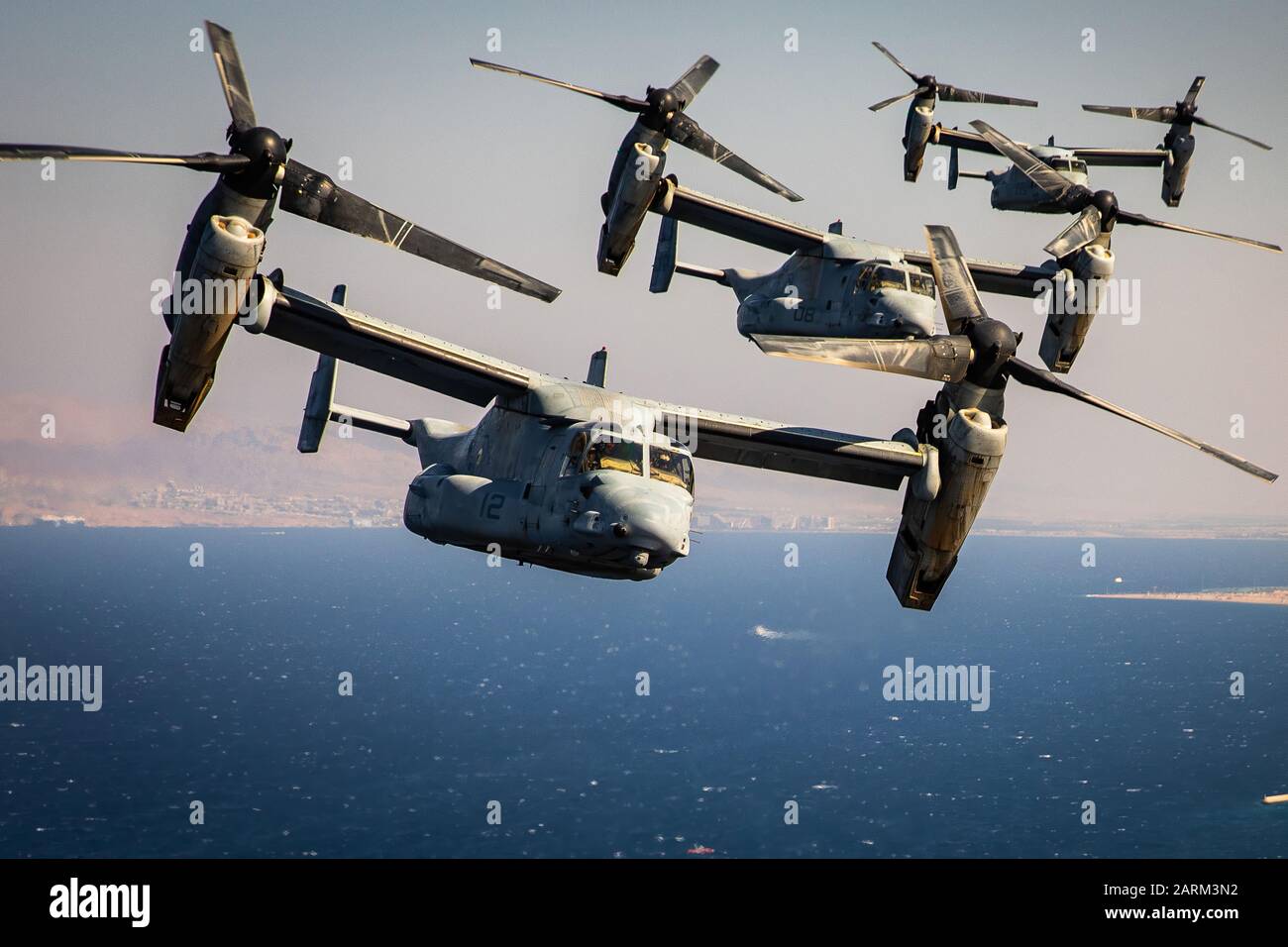 Los Marines de Estados Unidos con el medio marino Tiltrotor Squadron (VMM) 364, conectado a propósito especial Marine Air-Ground Task Force-Crisis Response-Central Comando, volar varias MV-22 águilas pescadoras durante un raid aéreo simulado como parte del Oriente Medio anfibio Simposio comandantes, 24 de septiembre de 2019. La SPMAGTF-CR-CC es un proveedor de fuerza múltiple diseñado para emplear el suelo, logística y capacidad de aire en toda la zona de responsabilidad del Comando Central. (Ee.Uu. Foto del Cuerpo de Infantería de Marina por el sargento. Branden Bourque) Foto de stock