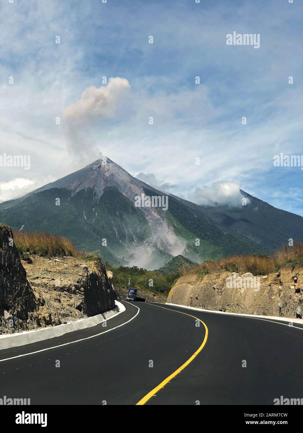 Volcanes Fuego y Acatenango de Guatemala vistos desde una carretera Foto de stock