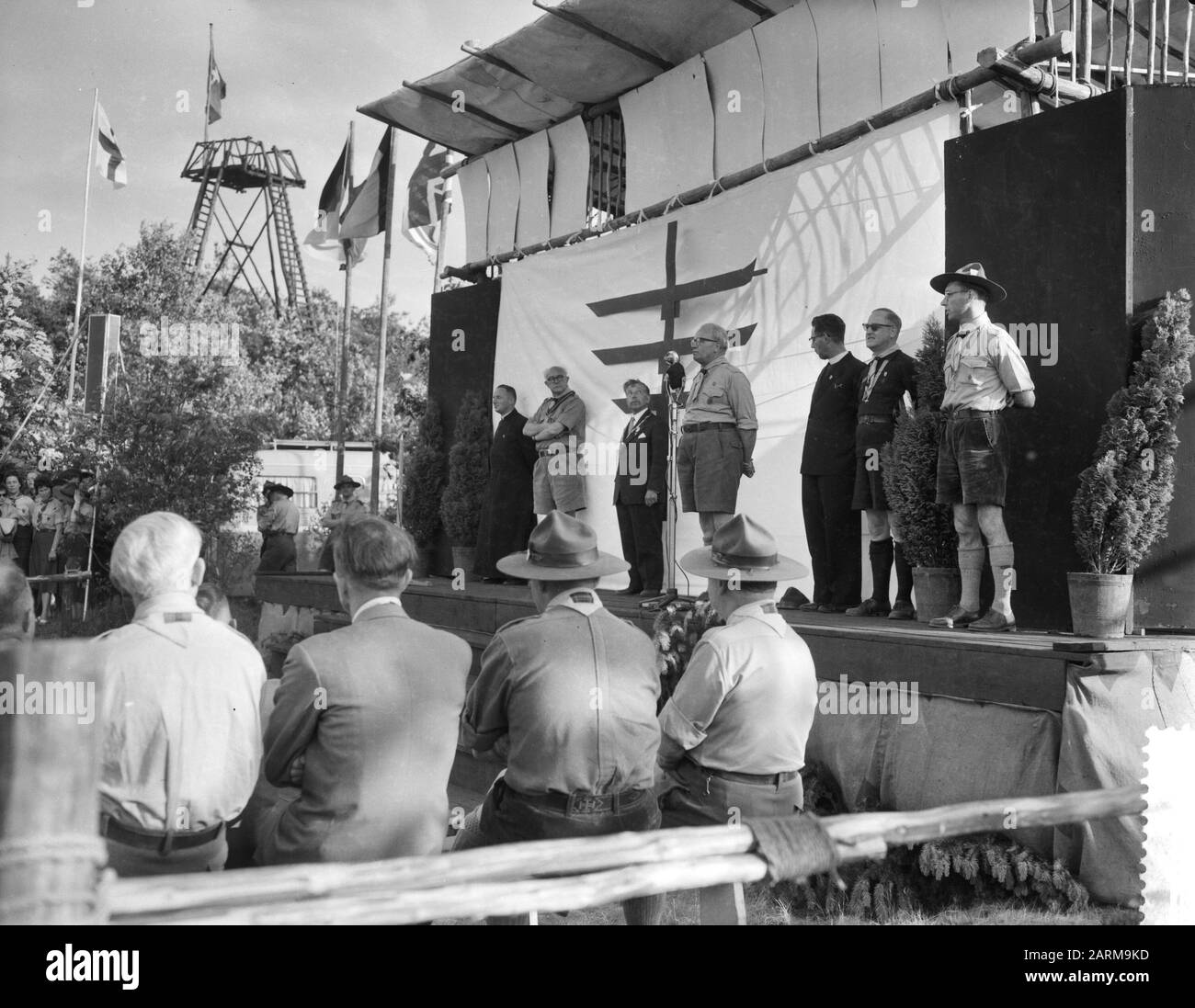 Koempoelan nacional bienal en Overasselt cerca de Nijmegen del Movimiento Católico de la Juventud, durante la palabra de apertura de los dirigentes de los campamentos: V.l.n.r. John $Fecha: 13 De Junio De 1959 Foto de stock