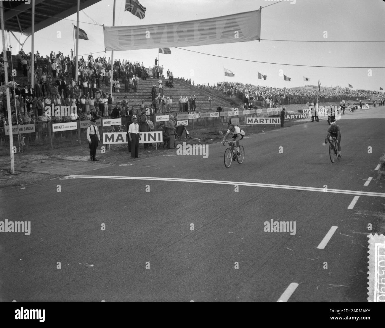 Campeonatos del mundo aficionados del ciclismo en la carretera en Zandvoort, acabado izquierda Schur y derecha Maliepaard Fecha: 15 de agosto de 1959 Foto de stock