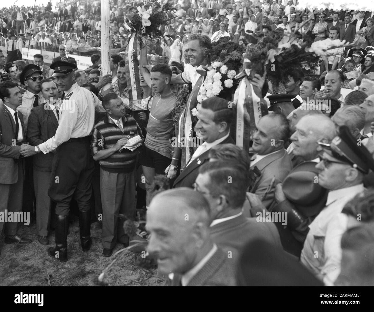Campeonatos del mundo aficionados del ciclismo en la carretera en Zandvoort, ceremonia del campeón del mundo Schur Fecha: 15 de agosto de 1959 Foto de stock