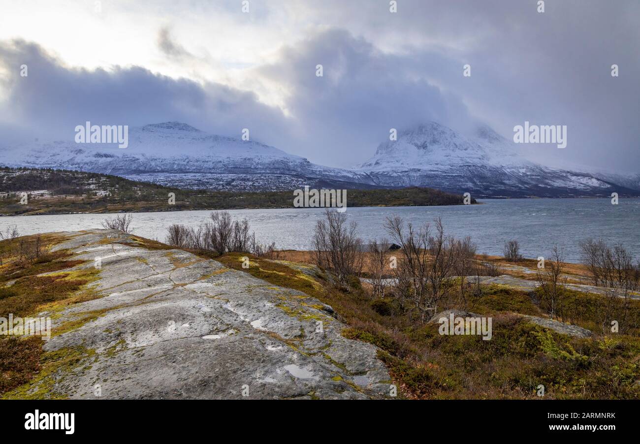 Fuertes corrientes en el Rystraumen cerca de Tromsø, Noruega del Norte Foto de stock