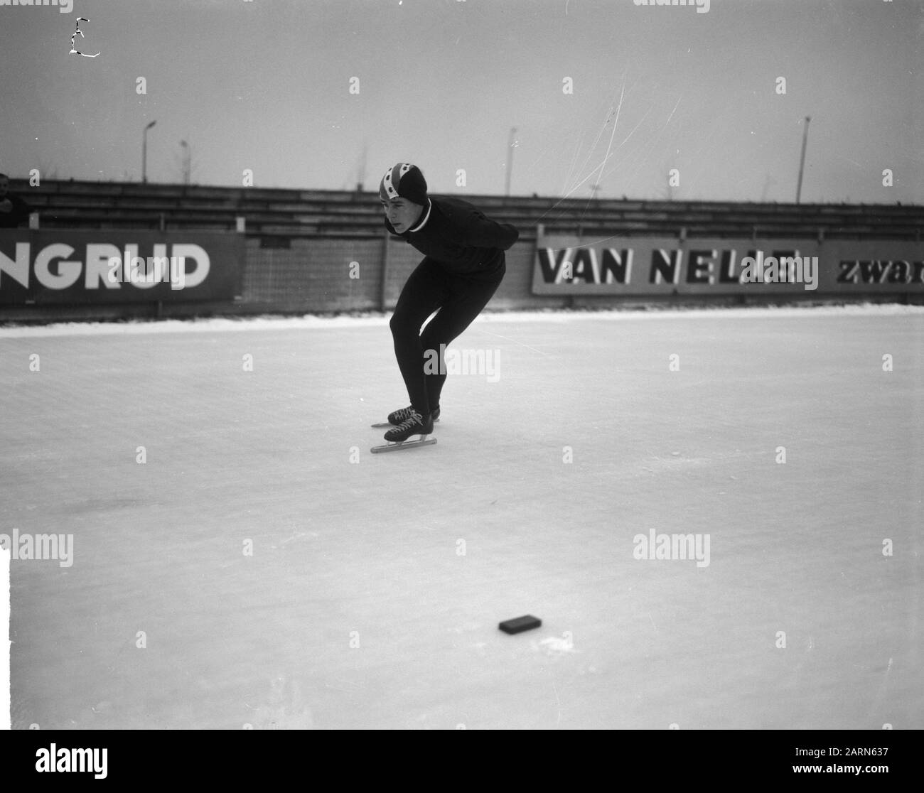 Sibolt de Vries in actie Fecha: 4 de diciembre de 1964 palabras clave: Patinadores Foto de stock