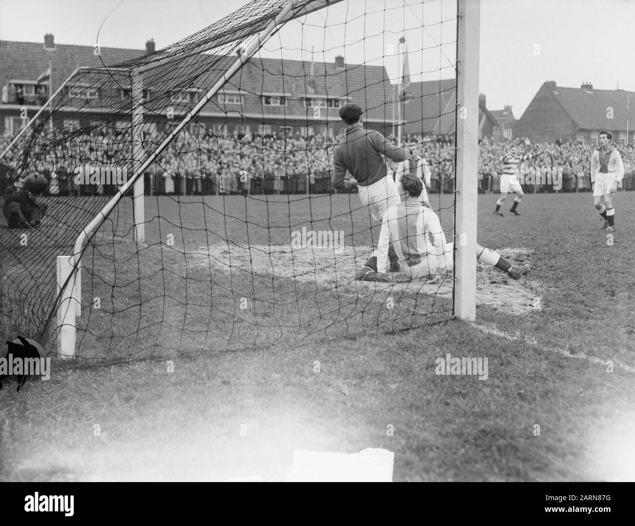 Volenijckers contra Blue-White 1-2 Fecha: 3 de diciembre de 1950 palabras clave: Deporte, jugadores de fútbol Nombre De La Institución: Volewijckers Foto de stock