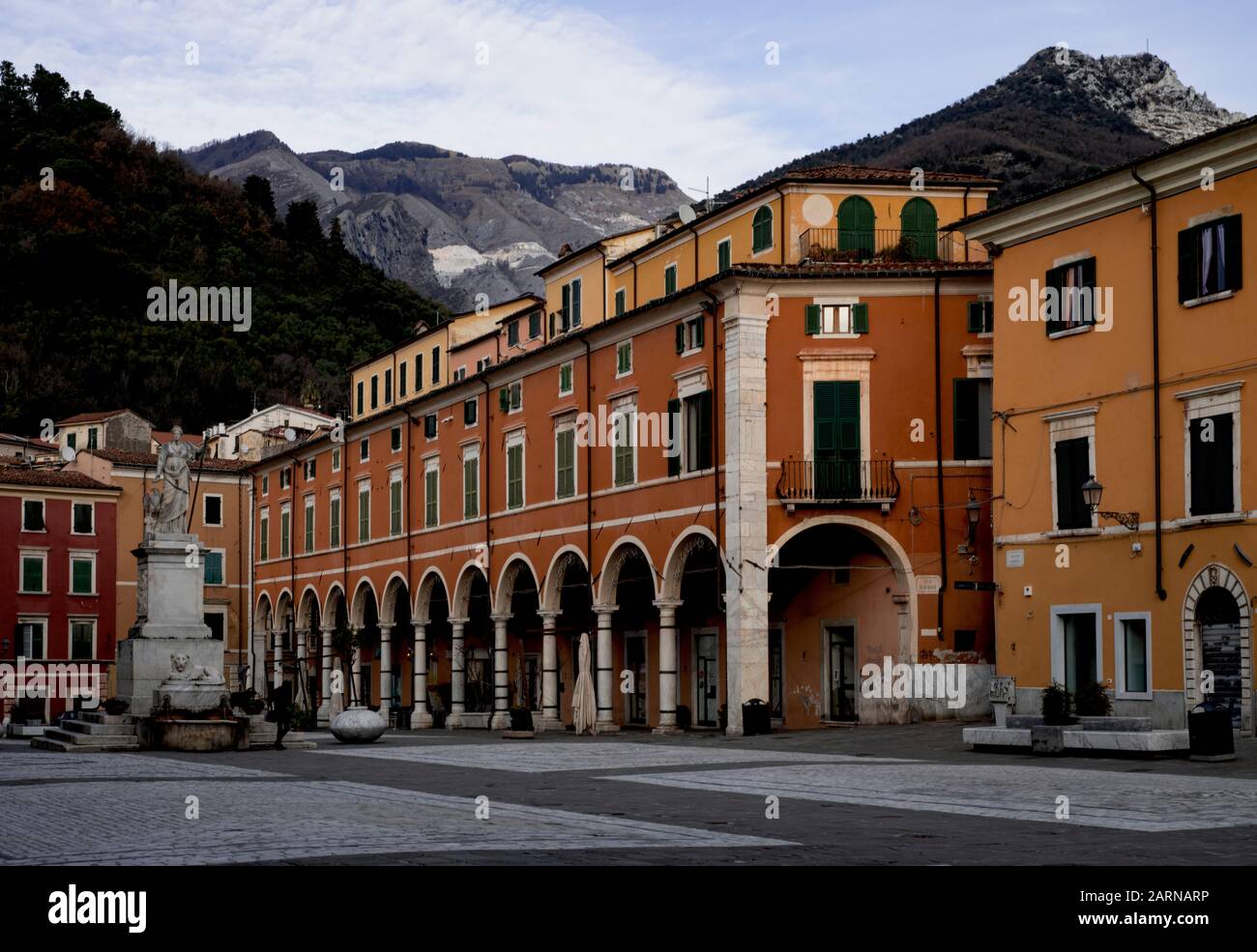 Edificios históricos con columnata arqueada en Piazza Alberica, Carrara, Toscana, Italia Foto de stock