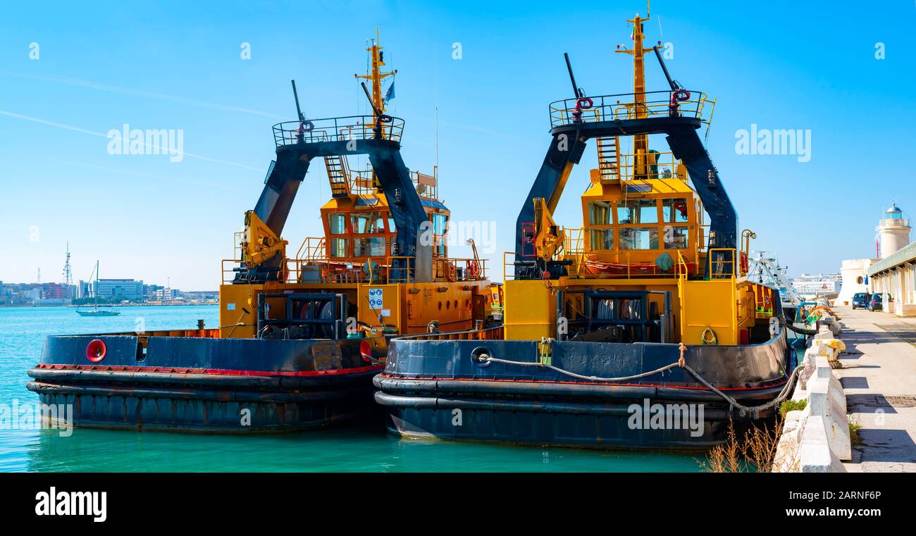 Dos remolcadores barco está listo para ayudar a los buques en el puerto de Bari Foto de stock