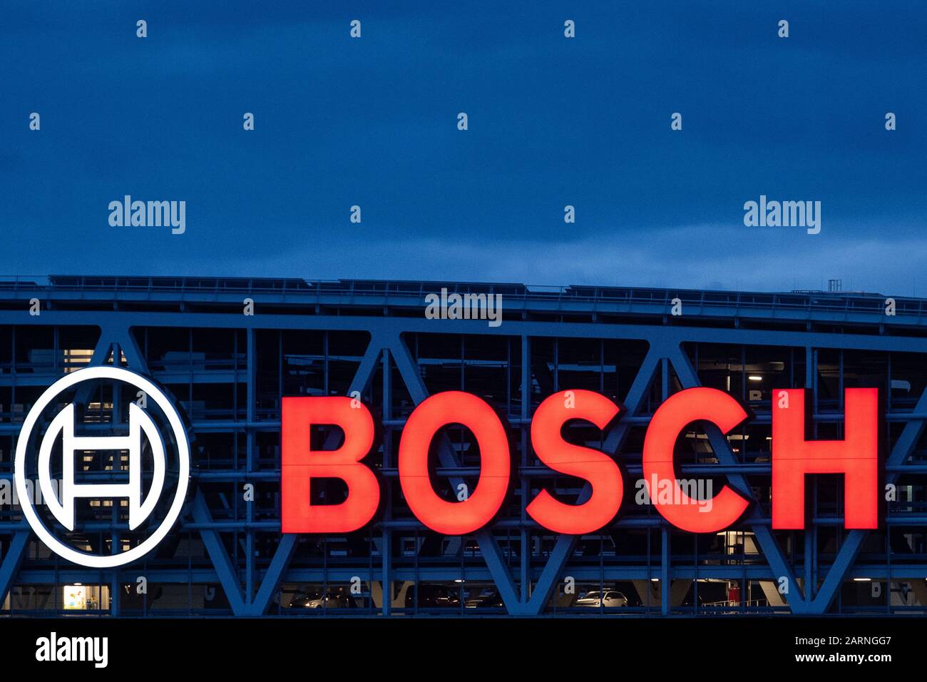 29 de enero de 2020, Baden-Wuerttemberg, Stuttgart: El logotipo de Bosch se ilumina en un garaje. (A dpa: 'Bosch todavía cuenta con años de hechizo seco en la industria automotriz') Foto: Sebastian Gollnow/dpa Foto de stock