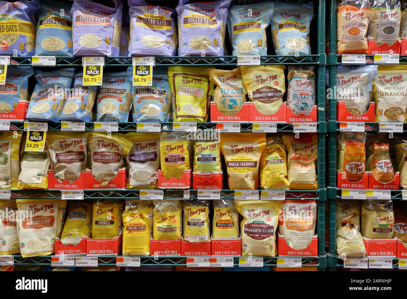 Productos de cereales y cereales de Bob's Red Mill en un estante de tienda de comestibles Foto de stock