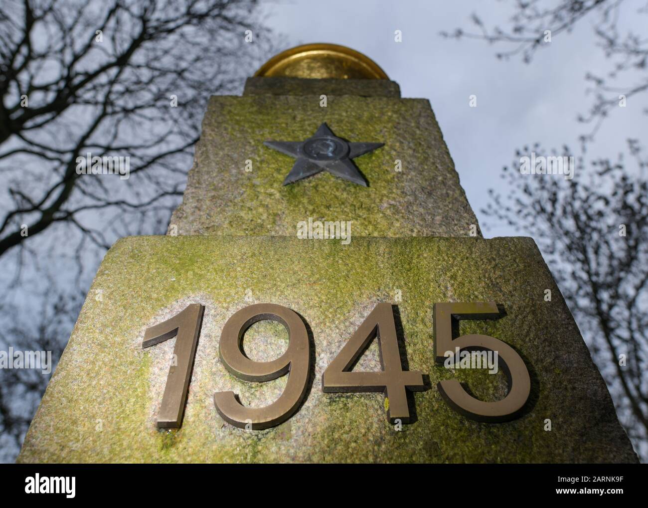 Seelow, Alemania. 29 de enero de 2020. El año 1945 está escrito en una piedra conmemorativa en el cementerio de guerra soviético, el Seelower Höhen Memorial. Poco antes del final de la segunda guerra mundial, decenas de miles de soldados y civiles murieron en la batalla de Seelower Heights al este de Berlín en la mayor batalla de la segunda guerra mundial en suelo alemán. Crédito: Patrick Pleul/dpa-Zentralbild/ZB/dpa/Alamy Live News Foto de stock