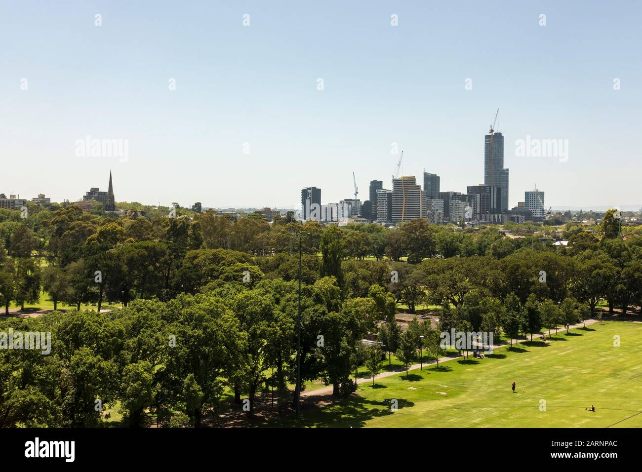 Vea el parque Fawkner, Melbourne, hacia el horizonte del sur de Yarra. Foto de stock
