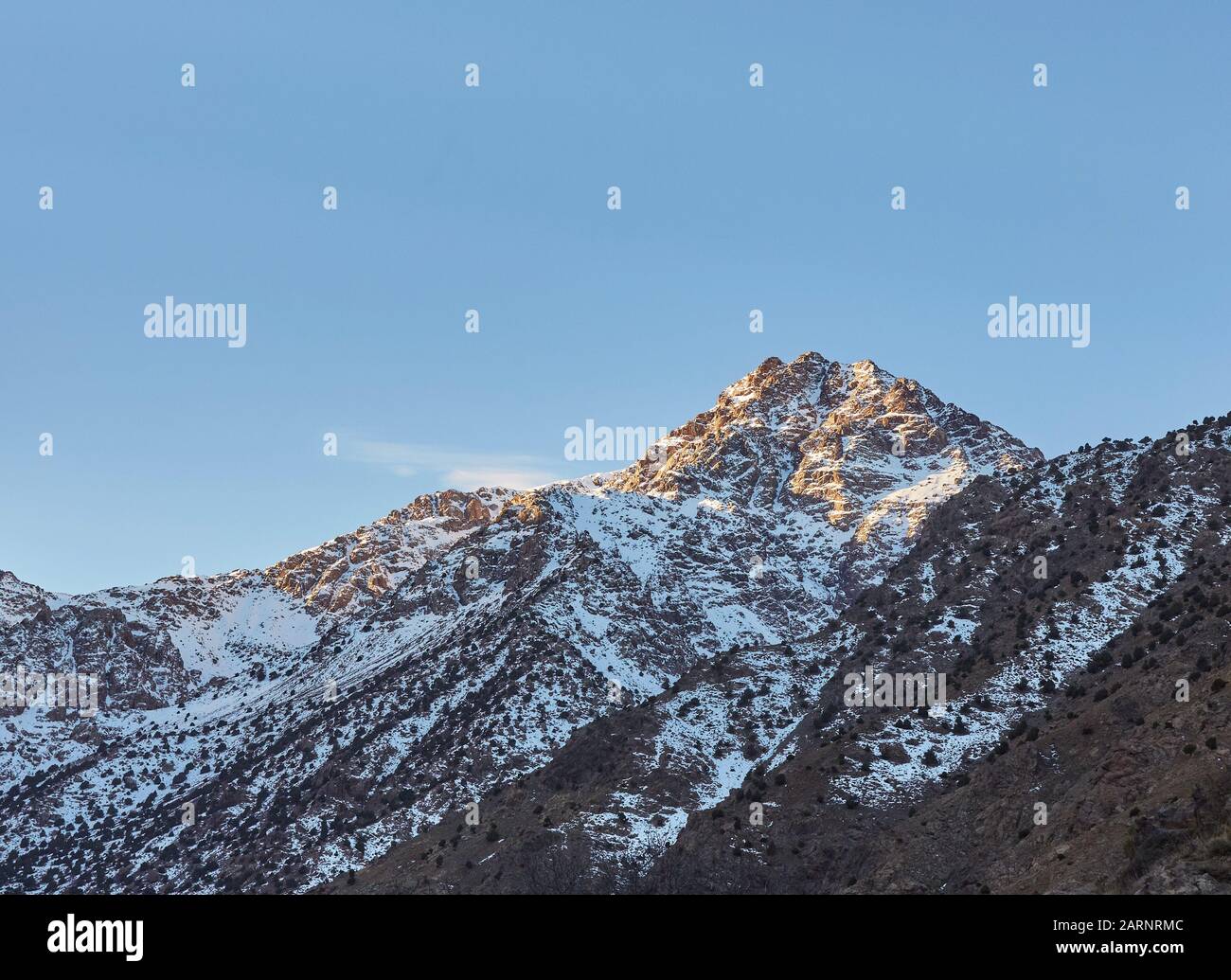 Alto Atlas en Marruecos, la cadena montañosa más alta del norte de África y  del mundo árabe Fotografía de stock - Alamy