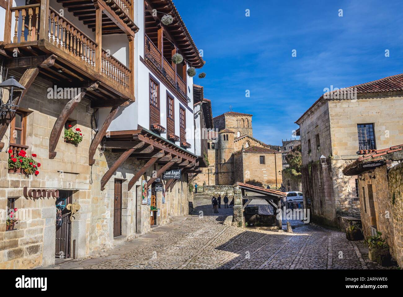 Ciudad histórica de Santillana del Mar situada en la región de Cantabria, con vistas a la colegiata románica y al claustro de Santa Juliana Foto de stock