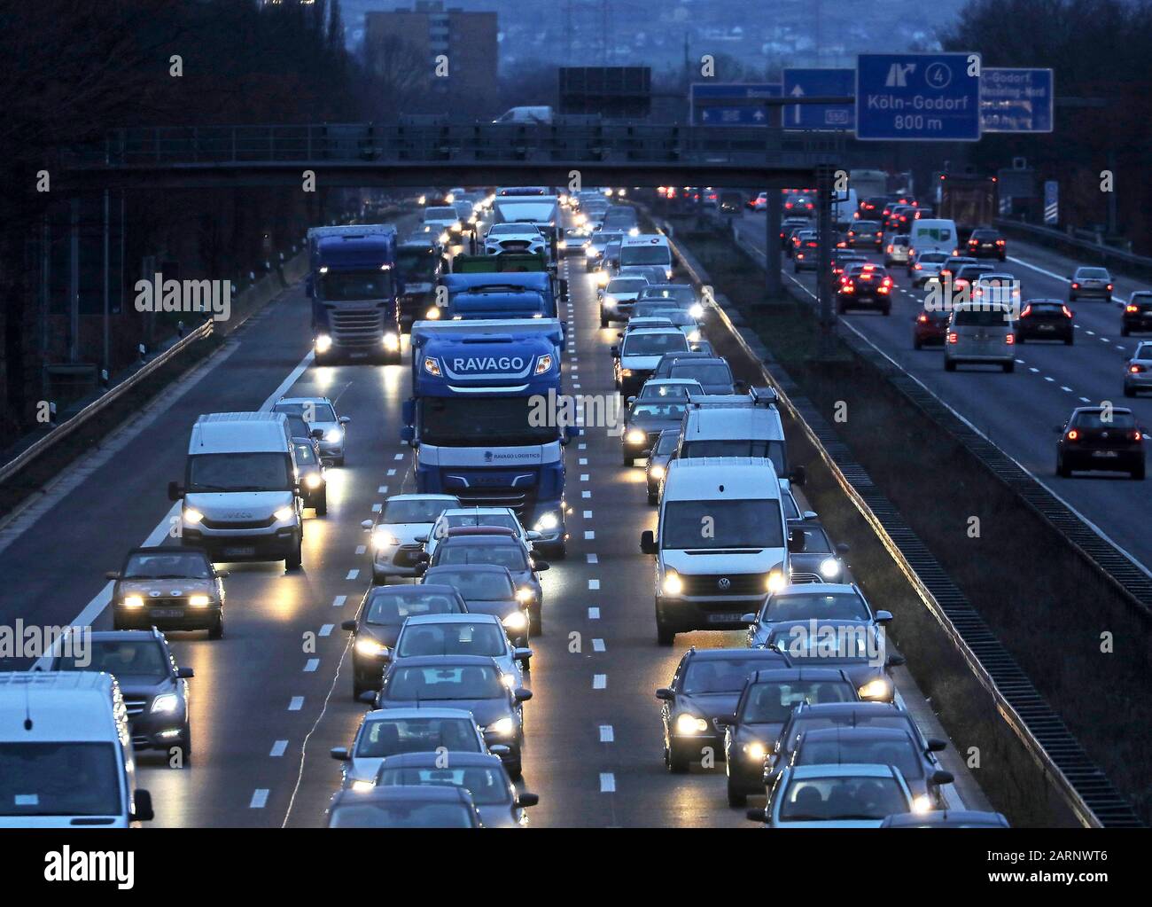 Colonia, Alemania. 29 de enero de 2020. Los coches y los camiones están atascados en atascos de tráfico en la hora punta de la mañana en la autopista A555. Crédito: Oliver Berg/Dpa/Alamy Noticias En Vivo Foto de stock