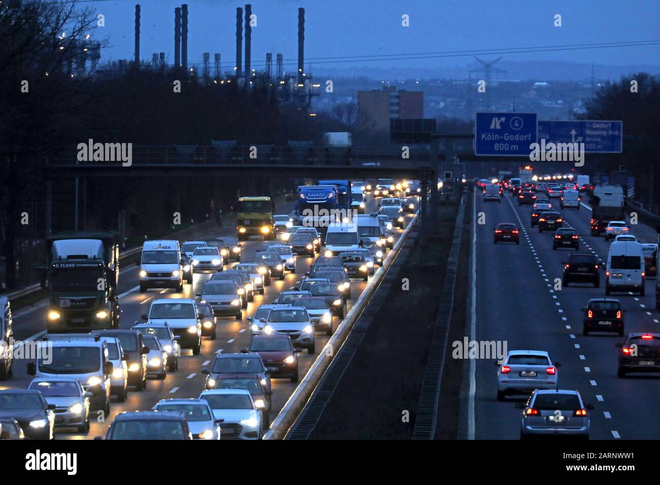 Colonia, Alemania. 29 de enero de 2020. Los coches y los camiones están atascados en atascos de tráfico en la hora punta de la mañana en la autopista A555. Crédito: Oliver Berg/Dpa/Alamy Noticias En Vivo Foto de stock