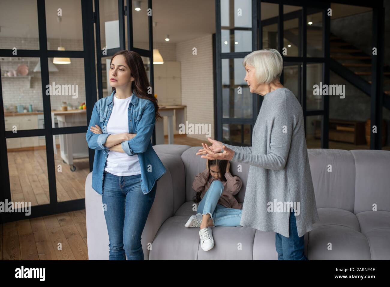 Abuela que habla argumentos a su hija adulta. Foto de stock