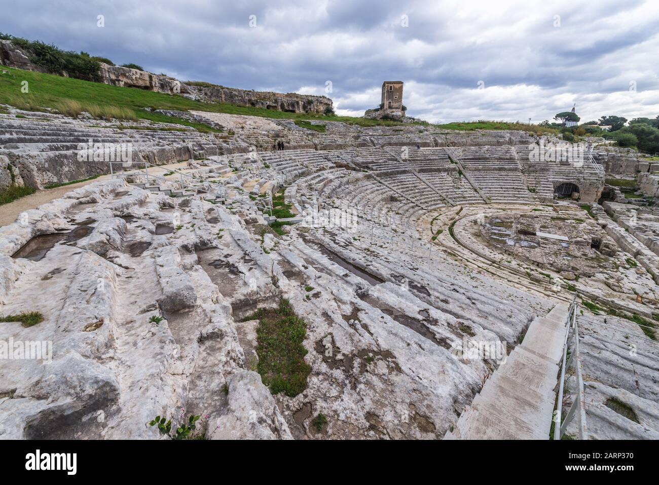 Las antiguas ruinas del teatro griego del siglo V A.C. en el Parque Arqueológico de Neapolis, en la ciudad de Siracusa, Sicilia, Isla, Italia Foto de stock