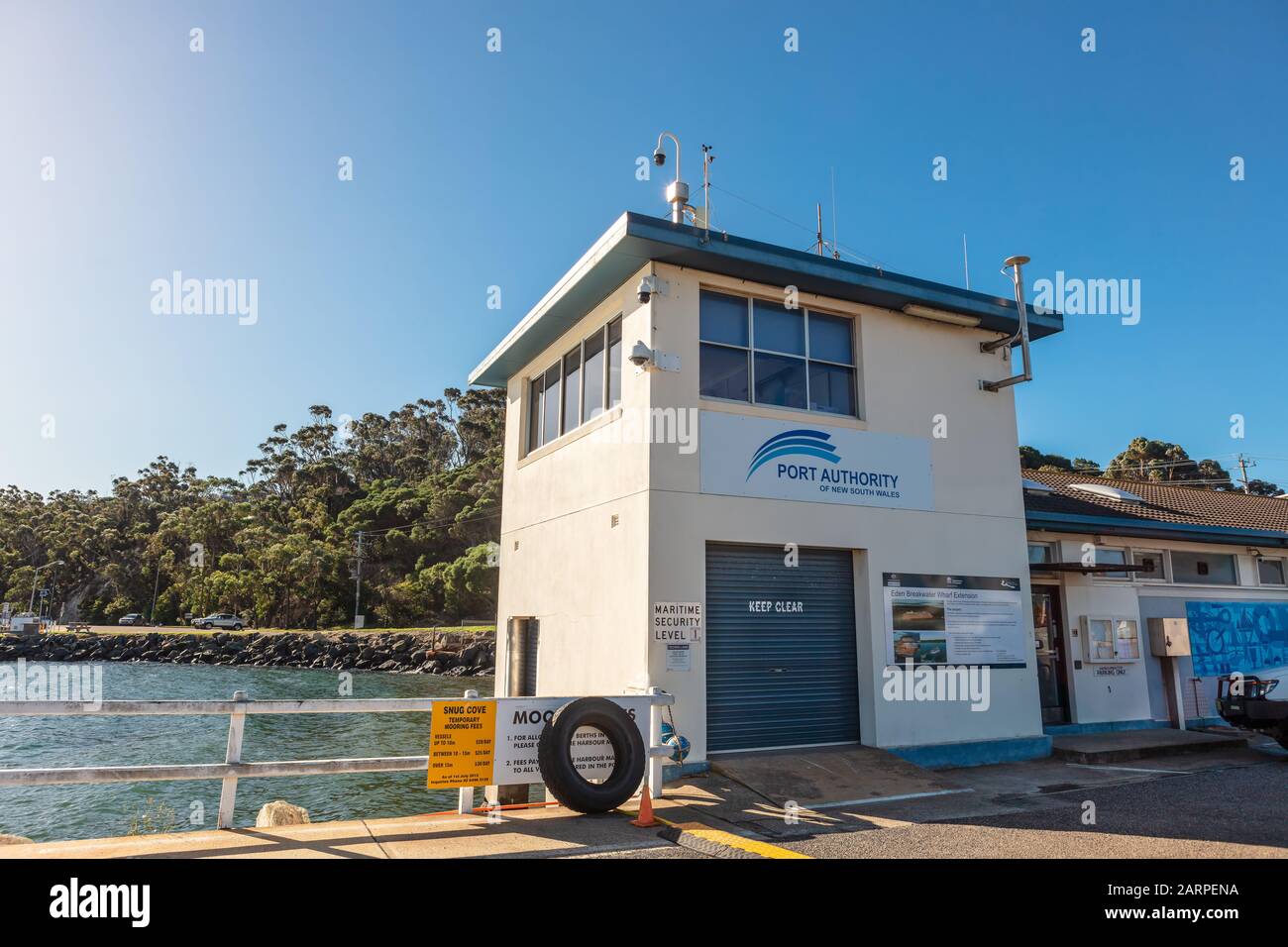 Edificio de la Autoridad Portuaria en el puerto de barcos pesqueros en Eden, Nueva Gales del Sur, Australia. Foto de stock