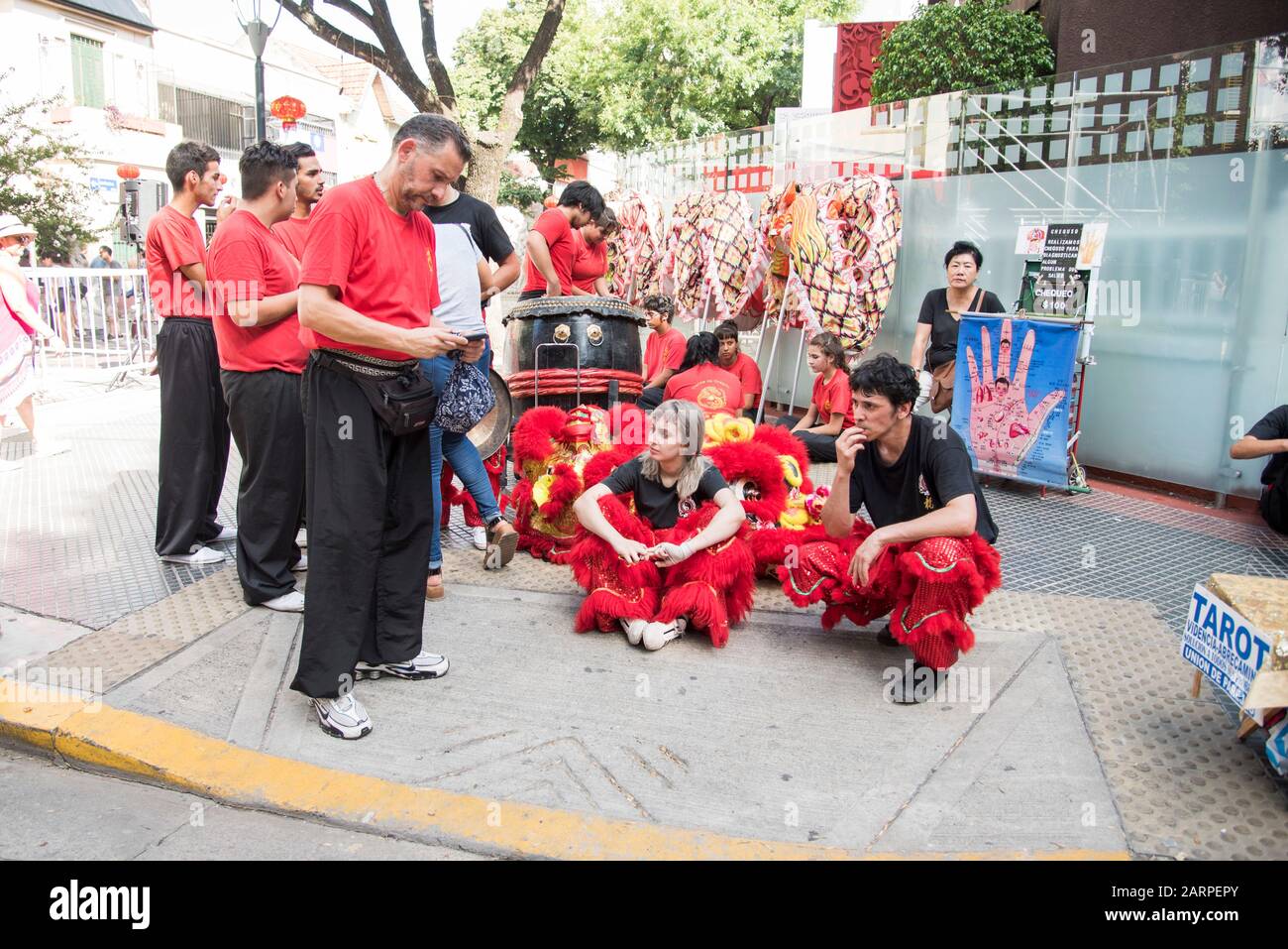 Capital Federal, Buenos Aires / Argentina; 25 de enero de 2020: Miembros de la escuela de artes marciales Lung Chuan Choy Lee Fut durante un descanso en el Nuevo Chino Foto de stock