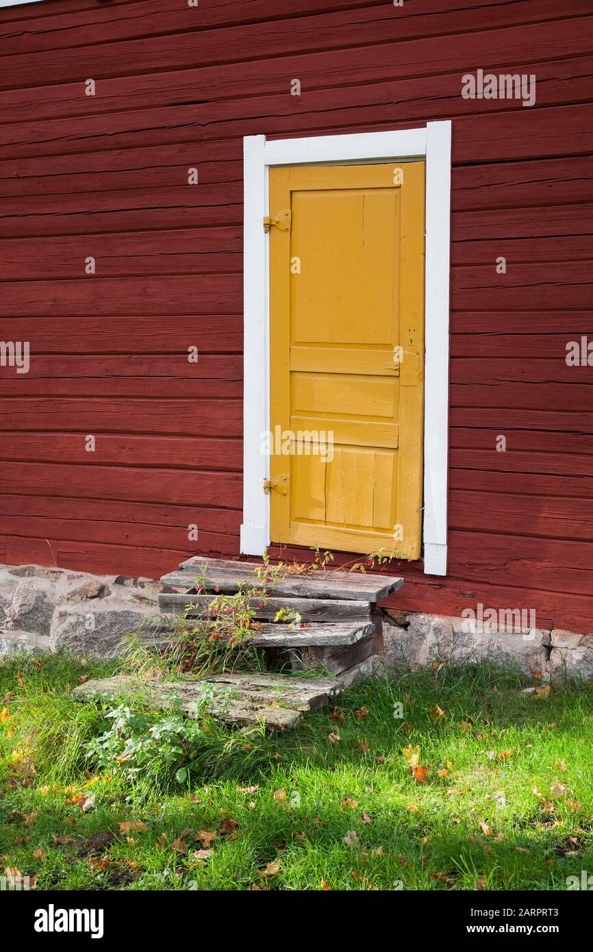 PUERTA amarilla a la casa pintada de rojo Fotografía de stock - Alamy