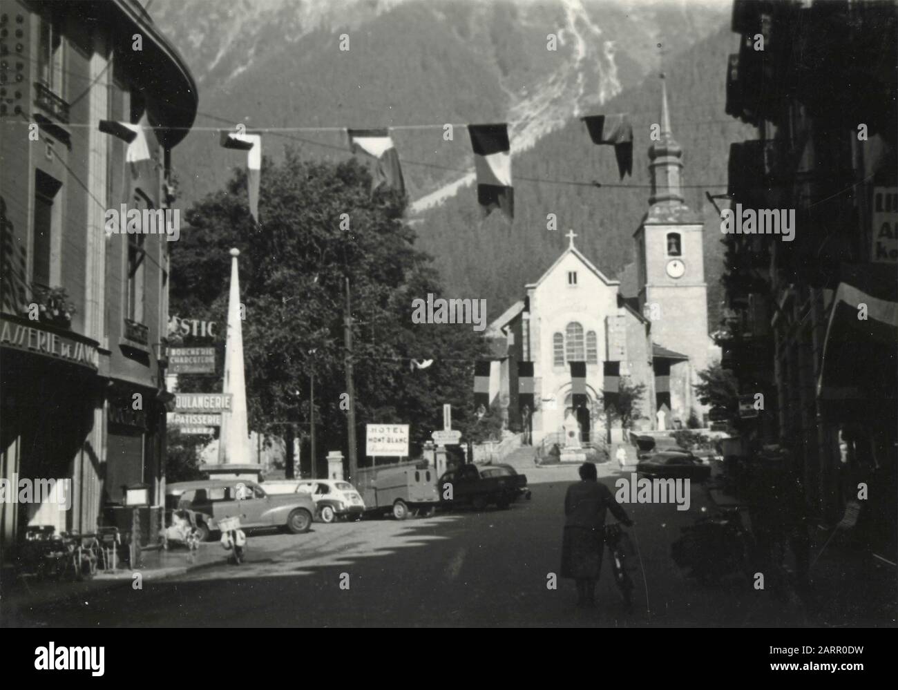Vista de la carretera principal de Chamonix, Francia 1957 Foto de stock