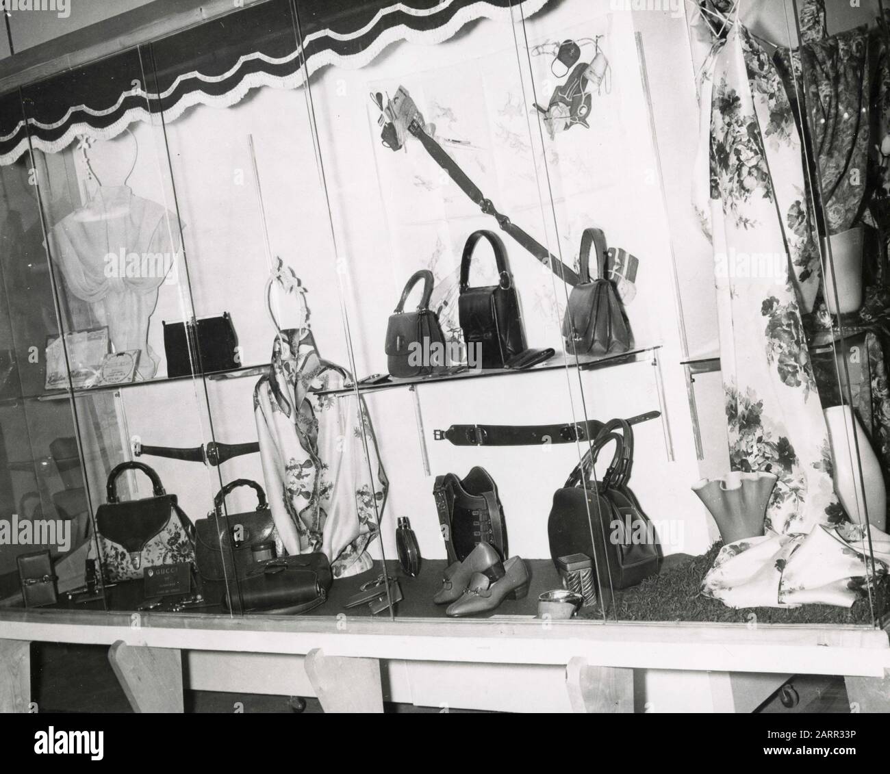 Una ventana de una tienda de cuero, Italia 1960 Foto de stock