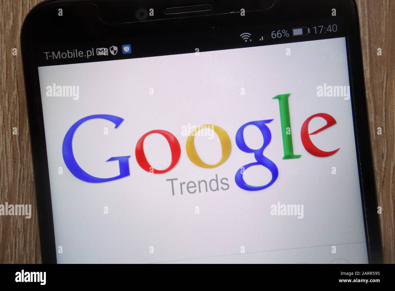 El logotipo de Google Trends se muestra en un smartphone moderno Foto de stock