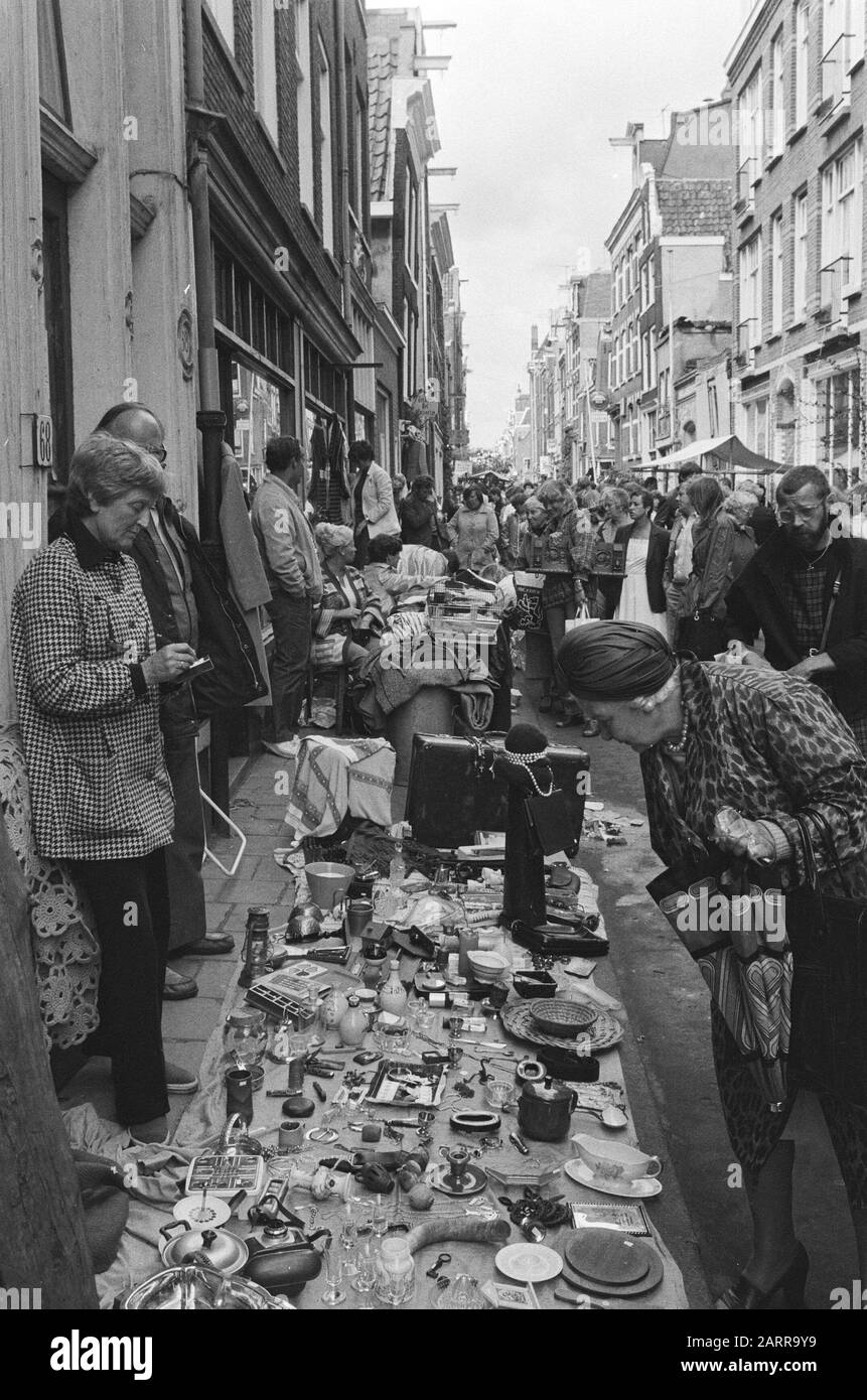 Mercado de pulgas en las calles del Jordaan en Amsterdam con motivo de los  mercados anuales de pulgas Jordanfestival, festivales, estatuas de calle,  Jordanfestival Fecha: 13 de septiembre de 1980 ubicación: Amsterdam,