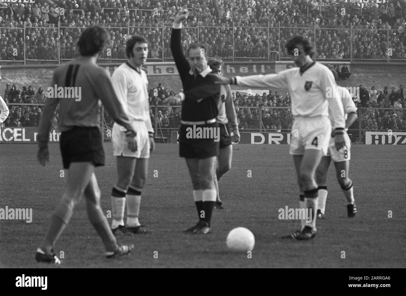 Competencia de calificación para el campeonato mundial, países  Bajos-Bélgica en el Estadio Olímpico de Amsterdam: 0-0 Referee Kazakov con  jugadores durante el partido anotación: Países Bajos tuvo que un punto  suficiente para