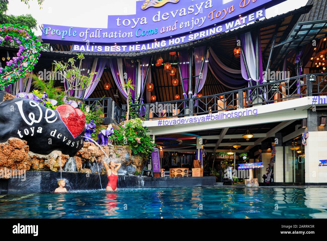 Bali, Indonesia - 22 de enero de 2020: Manantial natural de agua caliente Toya Devasya junto al volcán Batur. Piscina infinita con agua caliente y hermosas vistas al lago. Foto de stock