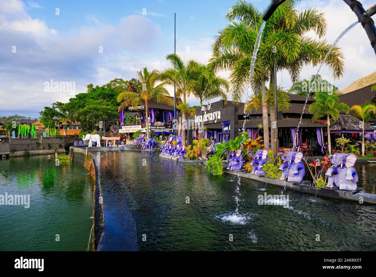 Bali, Indonesia - 22 de enero de 2020: Manantial natural de agua caliente Toya Devasya junto al volcán Batur. Piscina infinita con agua caliente y hermosas vistas al lago. Foto de stock