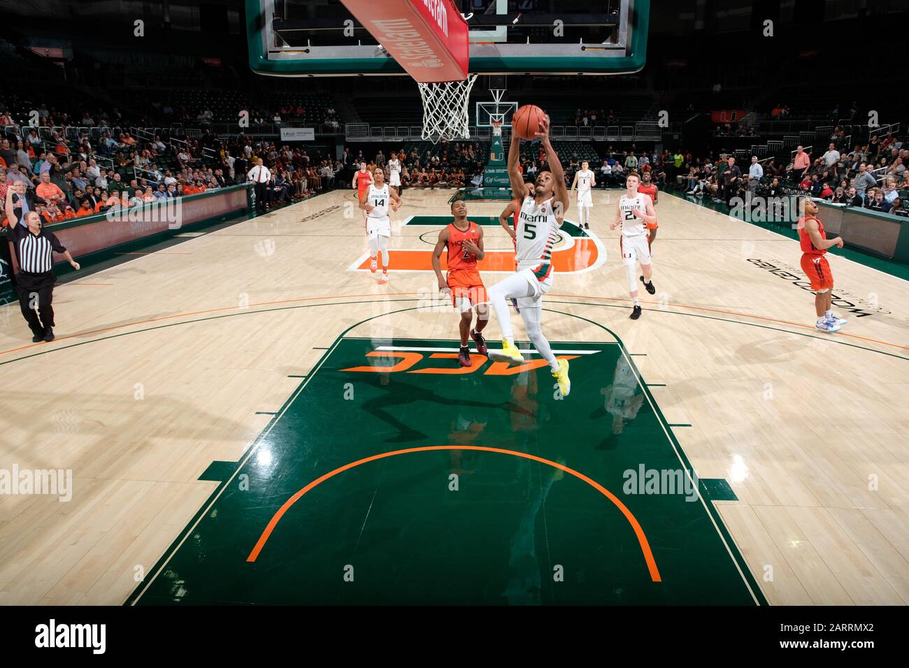 28 de enero de 2020: Harlond Beverly #5 de Miami en acción durante el juego de baloncesto de la NCAA entre los huracanes de Miami y los Virginia Tech Hokies en Coral Gables, Florida. Los Hurricanes derrotaron a los Hokies 71-61. Foto de stock