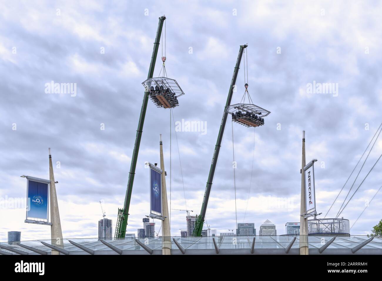 Londres en el cielo en el O2. Cena única en una mesa elevada suspendida a 100 pies en el aire por grúa. Comida y bebida con vista aérea de Londres, Reino Unido. Foto de stock