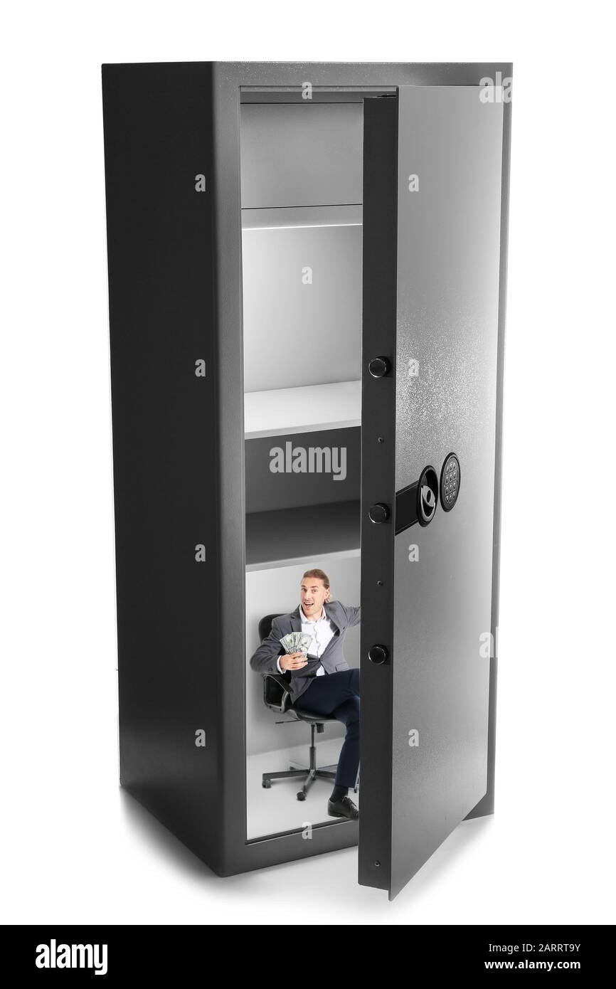 Hombre de negocios con dinero en caja fuerte grande sobre fondo blanco  Fotografía de stock - Alamy