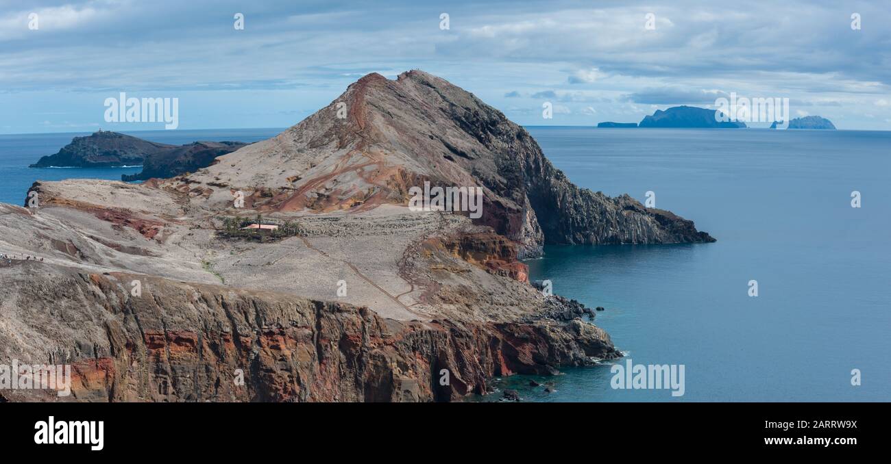 Vista a lo largo de la punta oriental de Ponta de Sao Lourenco hacia las Ilhas Desertas, Madeira Foto de stock